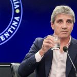 Luis Caputo defendió su programa económico y apuntó contra los "tarados que hablan de la industria": "Se pagaba todo 10 veces más caro"