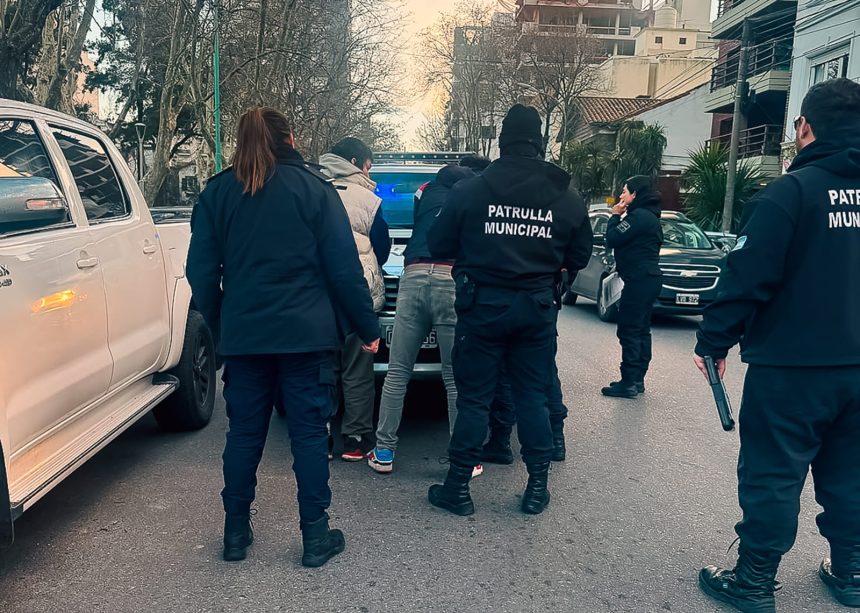 La Patrulla Municipal intervino en la aprehensión de dos delincuentes del espacio público que generaban disturbios durante un operativo