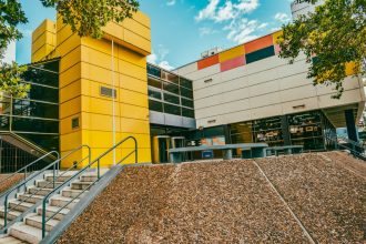 El Municipio presenta una exposición de artistas que pintan con la boca y el pie