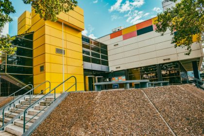 El Municipio presenta una exposición de artistas que pintan con la boca y el pie
