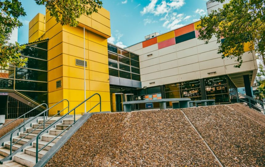 El Municipio presenta una exposición de artistas que pintan con la boca y el pie