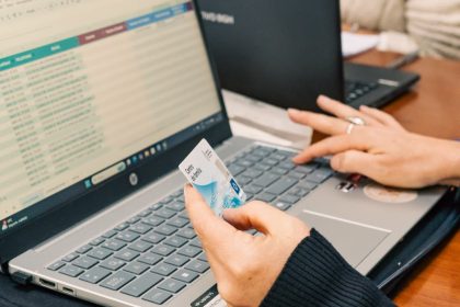 Avanza el Programa Centros de Familia, un nuevo espacio para padres y otra jornada de entrega de tarjetas