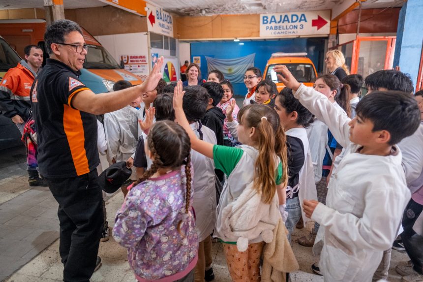 El Municipio recibió a estudiantes de la Escuela Municipal 5 en el cuartel de Defensa Civil