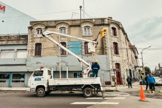 Semáforos adaptativos con IA en la avenida De los Trabajadores: el Municipio extendió las pruebas tecnológicas a las esquinas de 12 de Octubre y Gaboto