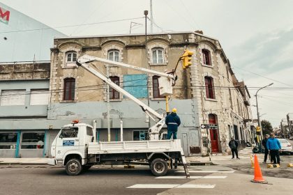 Semáforos adaptativos con IA en la avenida De los Trabajadores: el Municipio extendió las pruebas tecnológicas a las esquinas de 12 de Octubre y Gaboto
