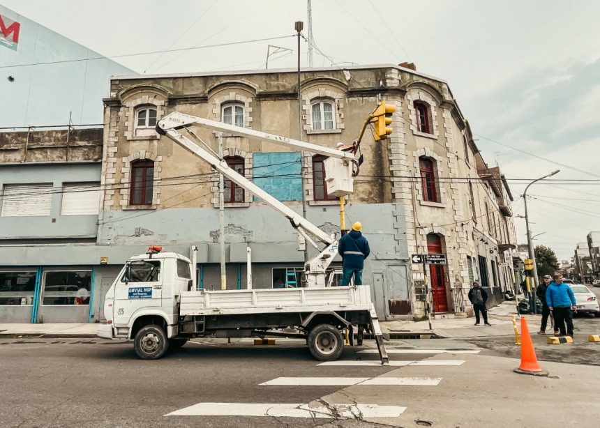 Semáforos adaptativos con IA en la avenida De los Trabajadores: el Municipio extendió las pruebas tecnológicas a las esquinas de 12 de Octubre y Gaboto