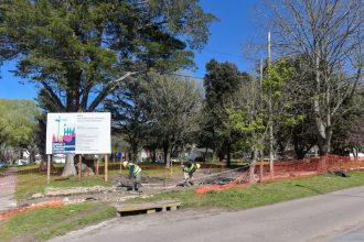 El Municipio continúa con los trabajos de renovación en la plaza barrial Tomás Espora