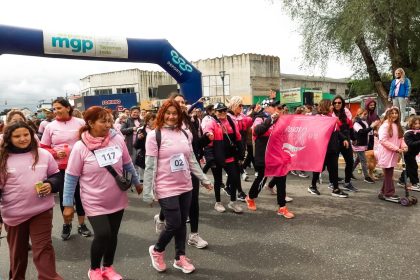 Más de 220 personas participaron de la segunda edición de la Caminata Octubre Rosa en Batán